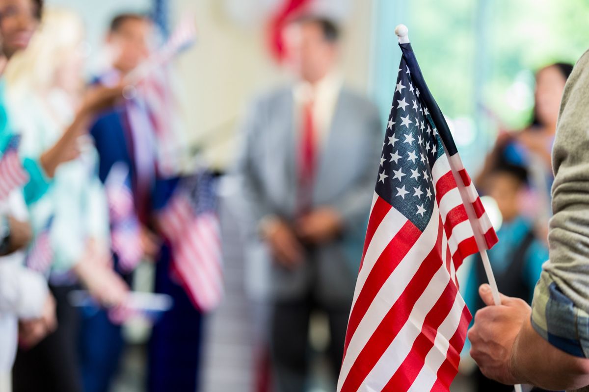 Personas en una celebración con banderas de Estados Unidos